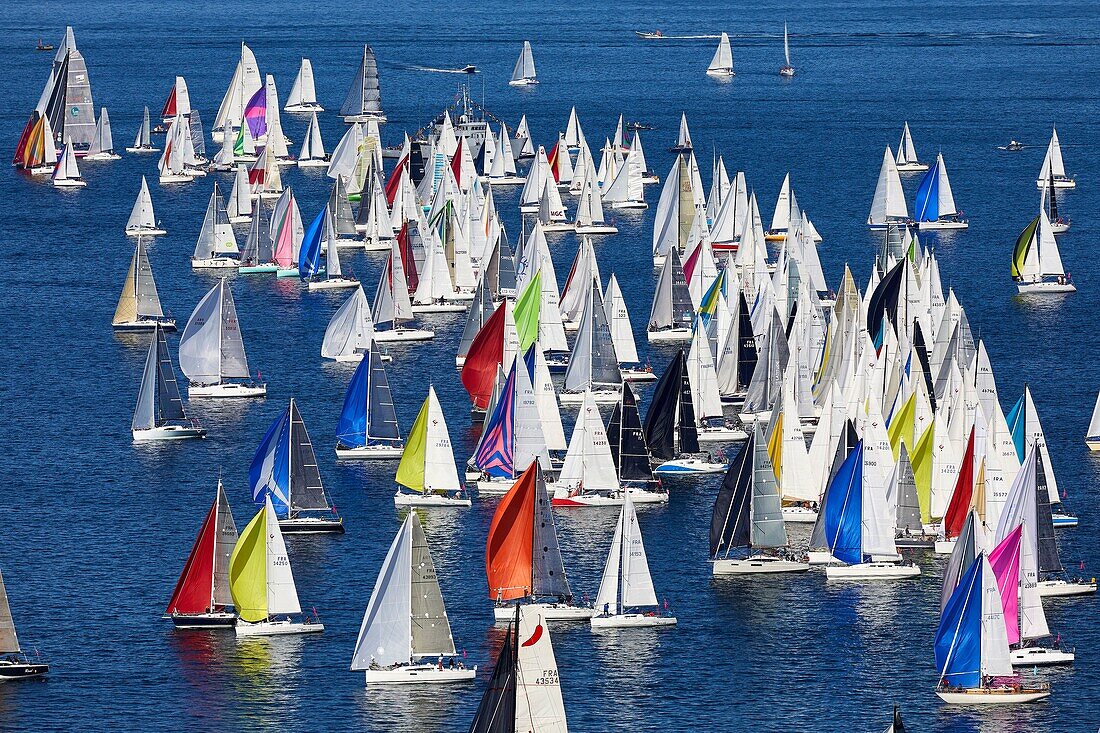 Frankreich, Morbihan, La Trinité sur Mer, Start der Regatta Tour de Belle Ile (Luftaufnahme)