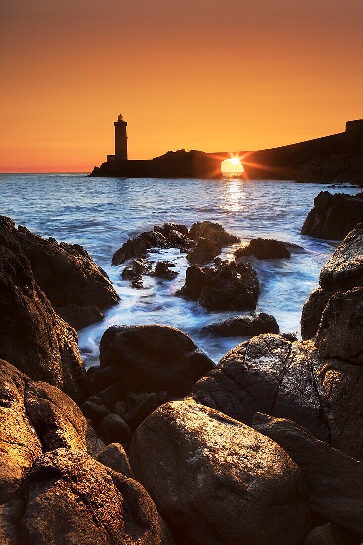 Frankreich, Finistere, Plouzane, Meeresnationalpark Iroise, Sunet am Leuchtturm Petit Minou