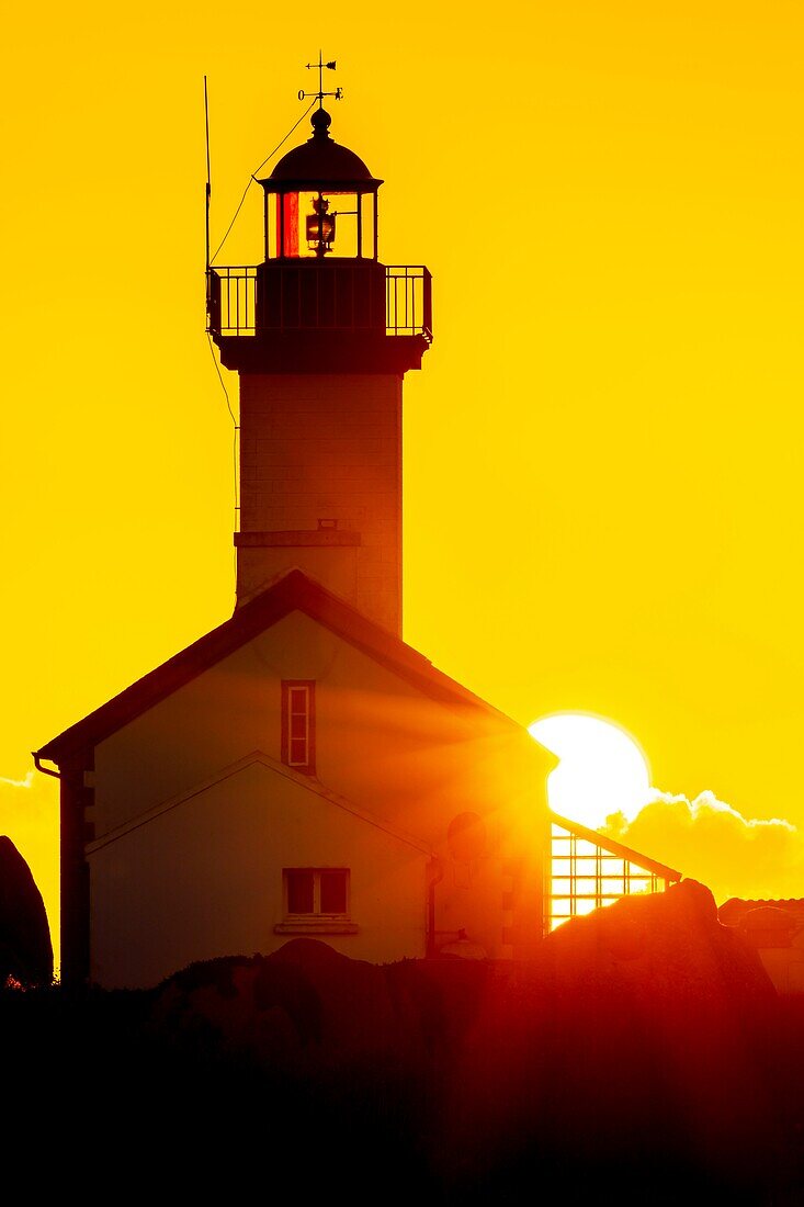 Frankreich, Finistere, Heidenland, Legendenküste, Brignogan Plages, Pointe Beg Pol, Leuchtturm Pontusval bei Sonnenuntergang, denkmalgeschützt