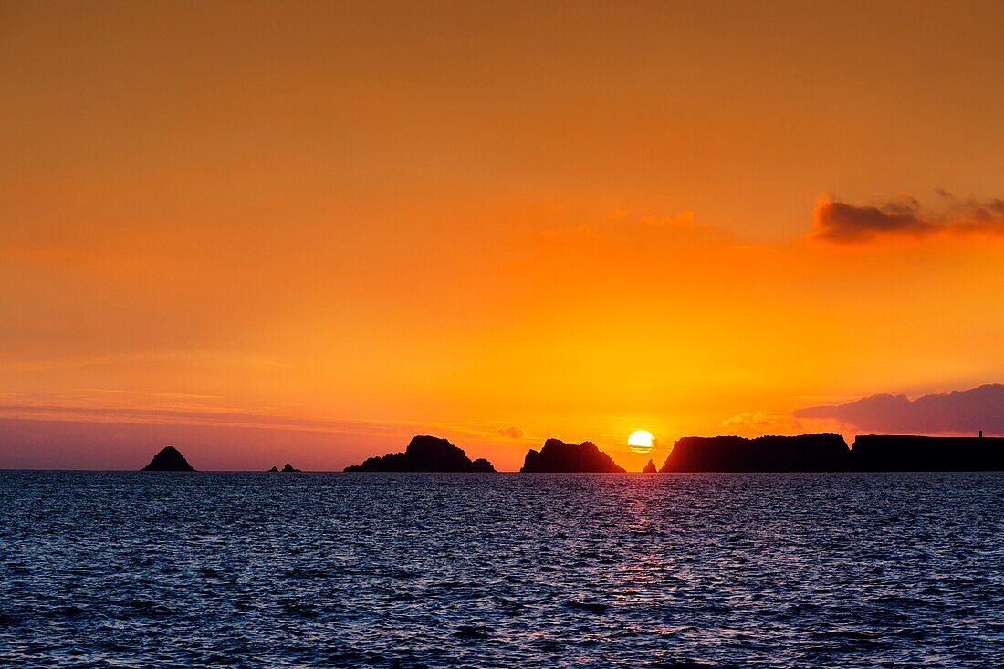 Frankreich, Finistere, Regionaler Naturpark, Camaret sur Mer, Kap Penhir, Sonnenuntergang über den Penhir-Felsen