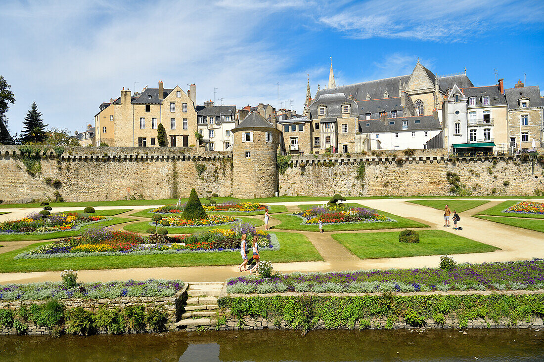 Frankreich, Morbihan, Golf von Morbihan, Vannes, Gesamtansicht der Stadtmauern und des Gartens, Kathedrale St-Pierre im Hintergrund