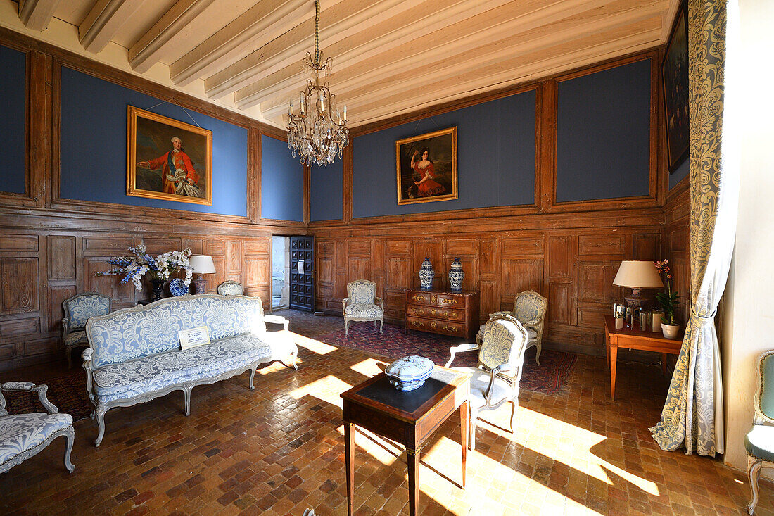 Frankreich, Charente , La Rochefoucauld , Schloss mit Blick auf den Tardoire, das blaue Wohnzimmer