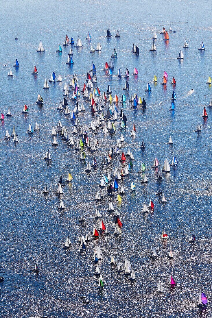 Frankreich, Morbihan, La Trinité sur Mer, Start der Regatta Tour de Belle Ile (Luftaufnahme)