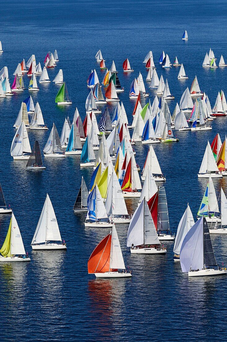 Frankreich, Morbihan, La Trinité sur Mer, Start der Regatta Tour de Belle Ile (Luftaufnahme)