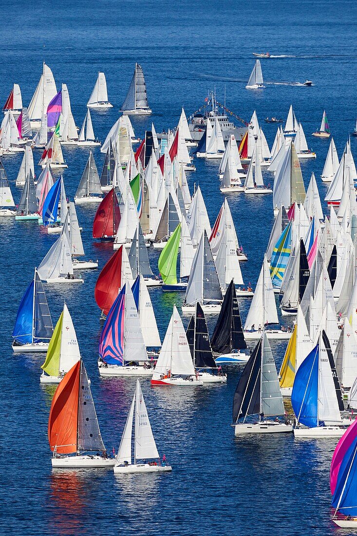 Frankreich, Morbihan, La Trinité sur Mer, Start der Regatta Tour de Belle Ile (Luftaufnahme)