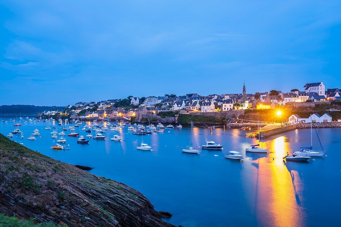 Frankreich, Finistere, Le Conquet in der Abenddämmerung, Fischerhafen im Meeresnaturpark Iroise