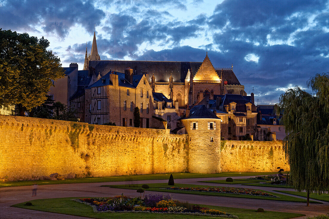 Frankreich, Morbihan, Golf von Morbihan, Vannes, die Festungsmauern und die Kathedrale St-Pierre im Hintergrund