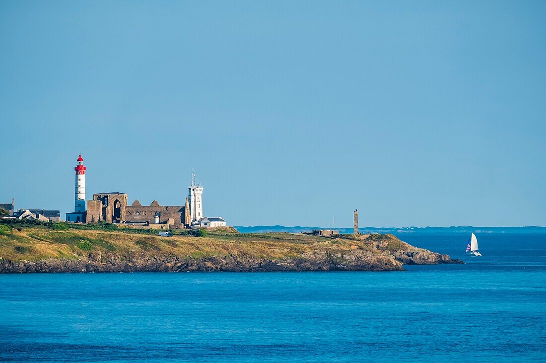 France, Finistere, Plougonvelin, Pointe Saint Mathieu, Saint Mathieu lighthouse and abbey seen from Le Conquet