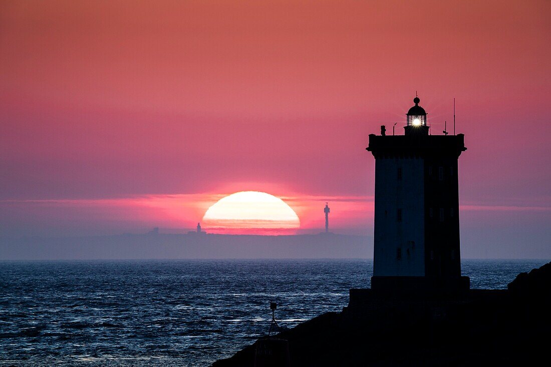 Frankreich, Finistere, Le Conquet, Spitze von Kermorvan, Sonnenuntergang am Leuchtturm von Kermorvan