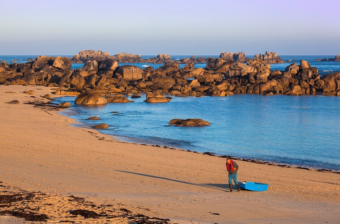 Frankreich, Finistere, Pays des Abers, Brignogan Plages, Fischer und sein Boot an der Pointe de Beg Pol