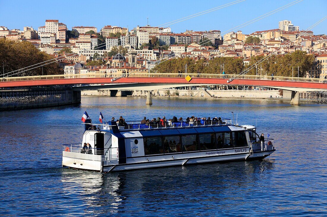 France, Rhône, Lyon, 2nd district, Les Cordeliers district, walkway of the Palais de Justice, electric boat walk Navilys on La Saône, Les Terreaux district and The slopes of La Croix Rousse in the background