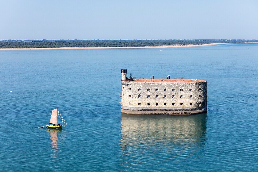 Frankreich, Charente Maritime, Fort Boyard, Segelboot und das Fort (Luftaufnahme)