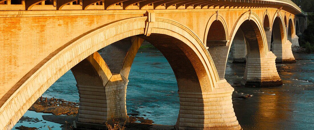 Frankreich, Haute-Garonne, Toulouse, eingetragen bei Great Tourist Sites in Midi-Pyrenees, Catalans-Brücke, Panoramablick auf die Brücke bei Sonnenaufgang