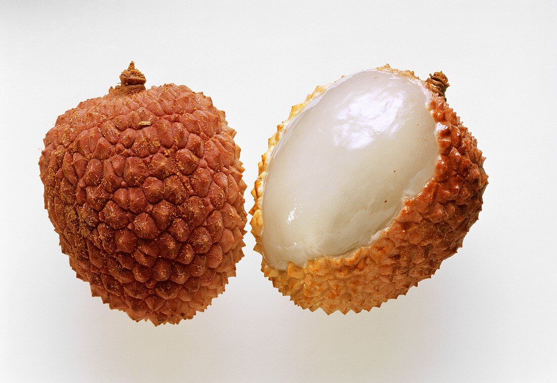 Eine ganze Lychee & eine halb geschälte Lychee