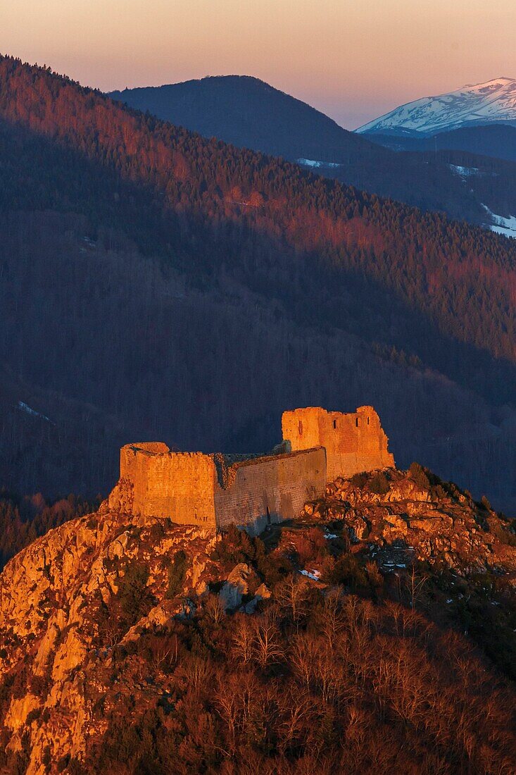 Frankreich, Pyrenäen, Ariege, Lavelanet, Montsegur, Luftaufnahme der Burg von Montsegur bei Sonnenaufgang