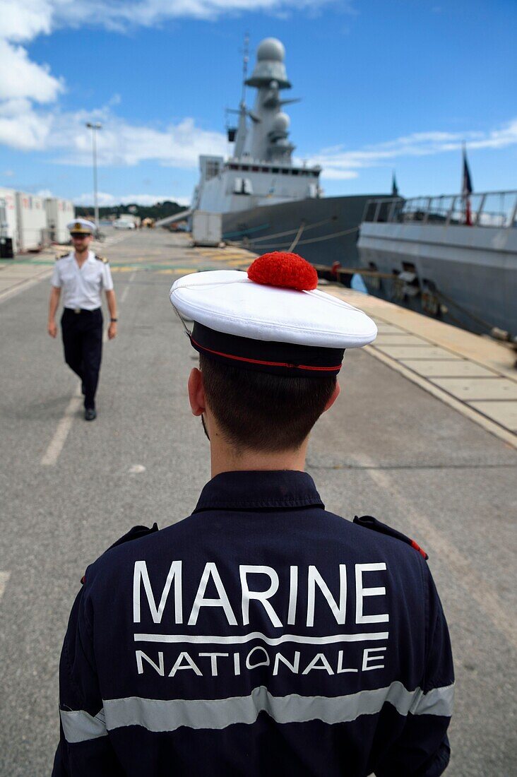 Frankreich, Var, Toulon, der Marinestützpunkt (Arsenal), Matrose der französischen Marine mit seiner bachi bonnet (Matrosenmütze), die von einem Pompon gekrönt wird