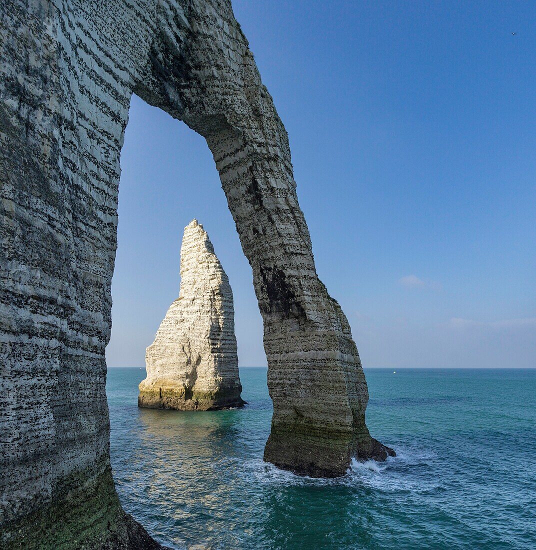 Frankreich, Seine Maritime, Cote d'albatre, Etretat, die Klippe, Bogen und Nadel (Luftaufnahme)