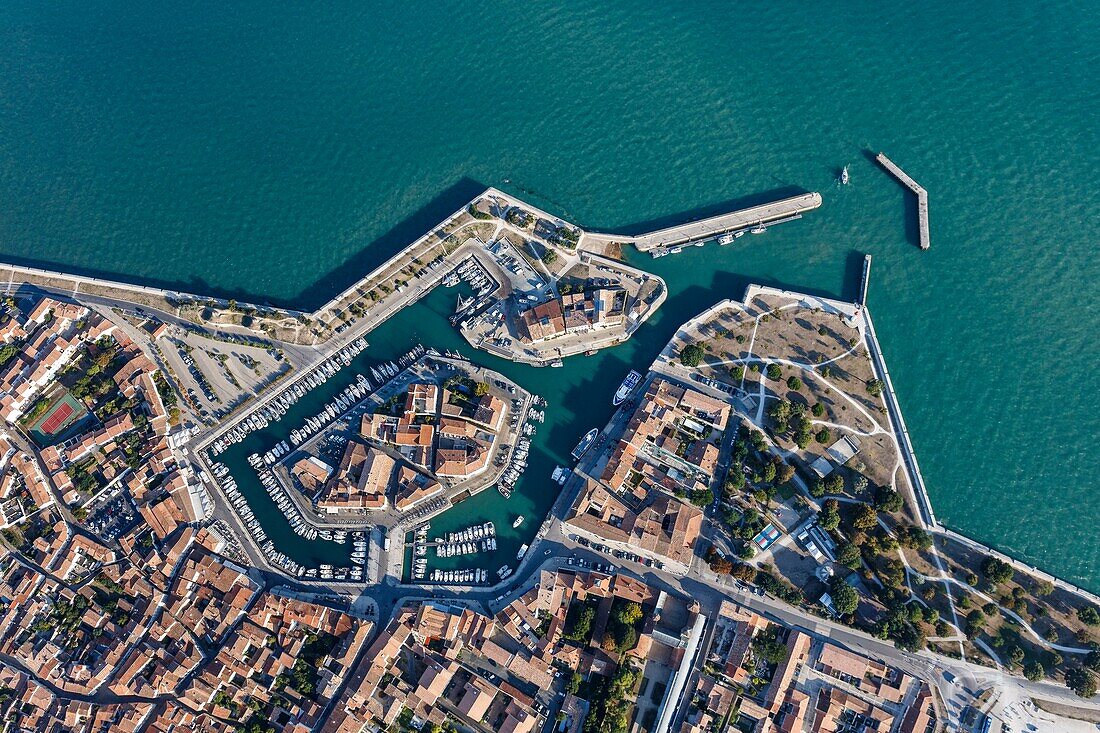 Frankreich, Charente Maritime, Saint Martin de Re, von der UNESCO zum Weltkulturerbe erklärt, der Hafen (Luftaufnahme)