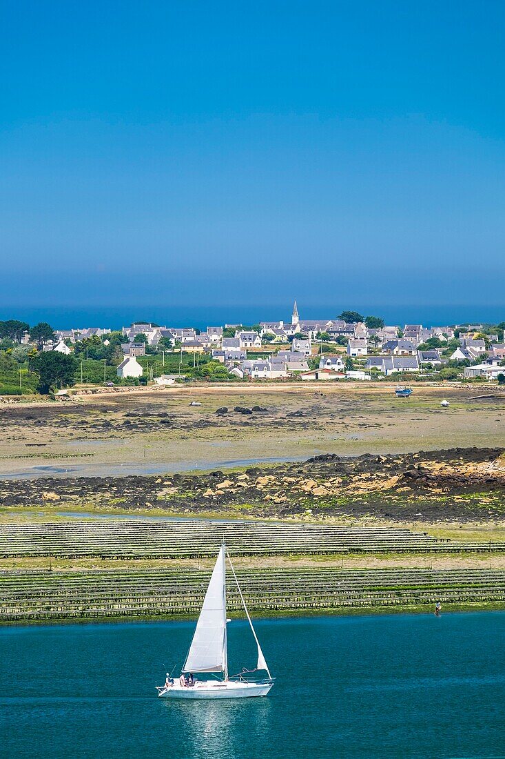 Frankreich, Finistère (29), Pays des Abers, Côte des Legendes, Blick auf Plouguerneau von Aber Wrac'h