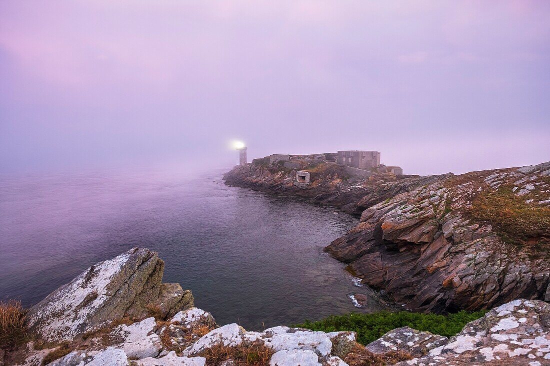 France, Finistere, Le Conquet, Kermorvan peninsula, Kermorvan lighthouse built in 1849, morning mist