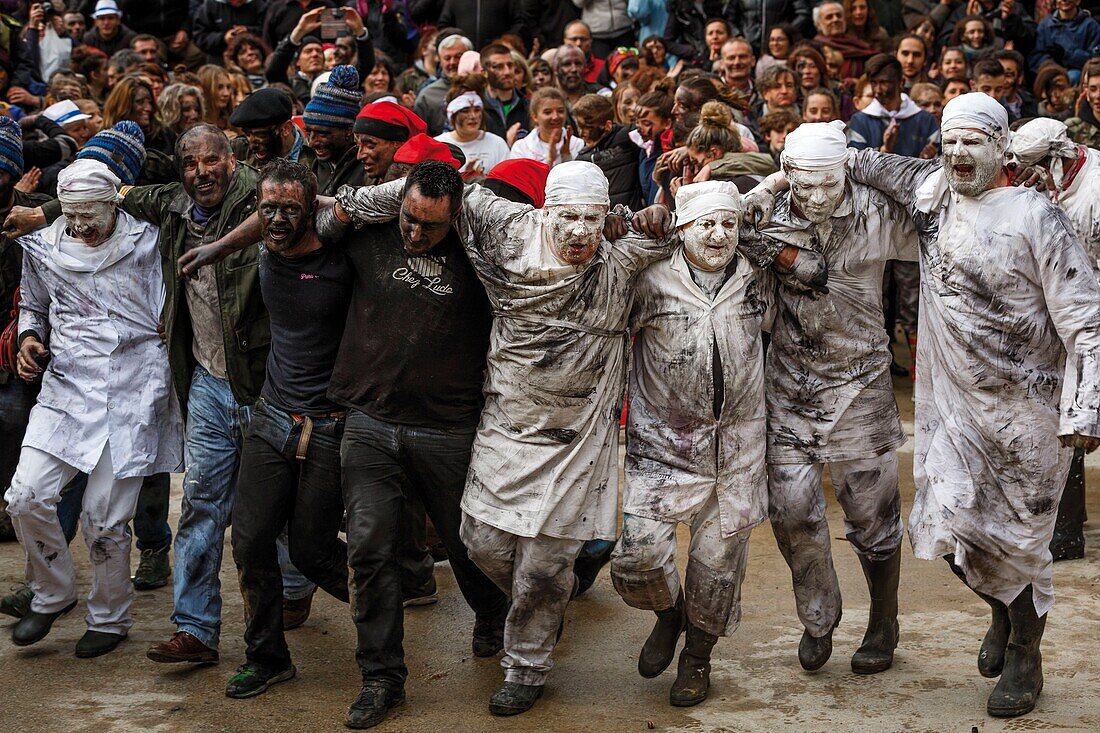 Frankreich, Pyrenees Orientales, Prats-de-Mollo, Lebensszene während der Bärenfeierlichkeiten beim Karneval