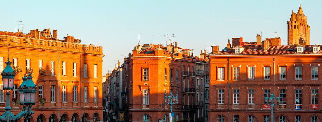 Frankreich, Haute-Garonne, Toulouse, gelistet bei Great Tourist Sites in Midi-Pyrenees, Capitole-Platz, Gebäudefassaden vom Platz zum Sonnenaufgang