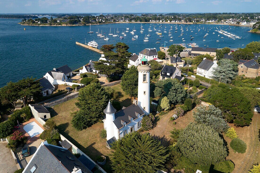 Frankreich, Morbihan, Golf von Morbihan, Regionaler Naturpark des Golfs von Morbihan, Bucht von Quiberon, Presqu'ile de Rhuys (Halbinsel Rhuys), Arzon, der Leuchtturm von Port Navalo (Luftaufnahme)