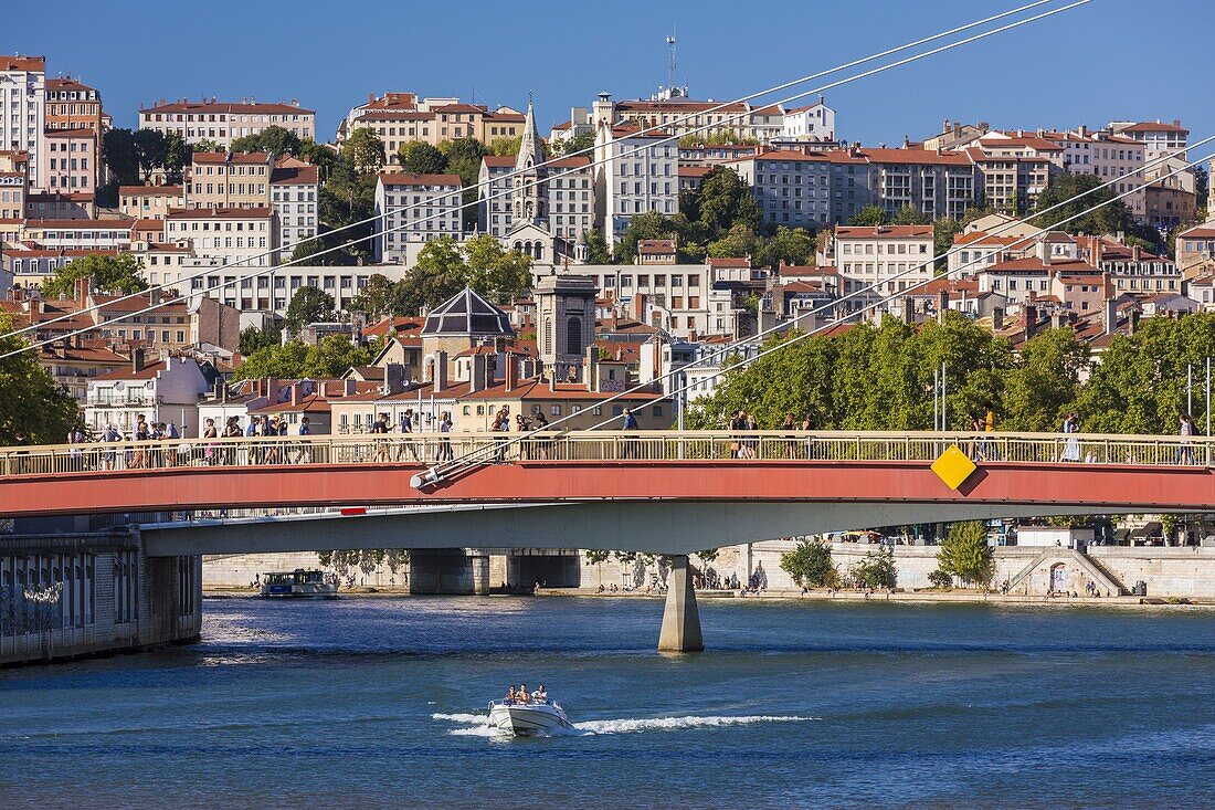 Frankreich, Rhone, Lyon, historische Stätte, die zum Weltkulturerbe der UNESCO gehört, Vieux Lyon (Altstadt), Fußgängerbrücke über die Saone, die zum Gerichtsgebäude führt