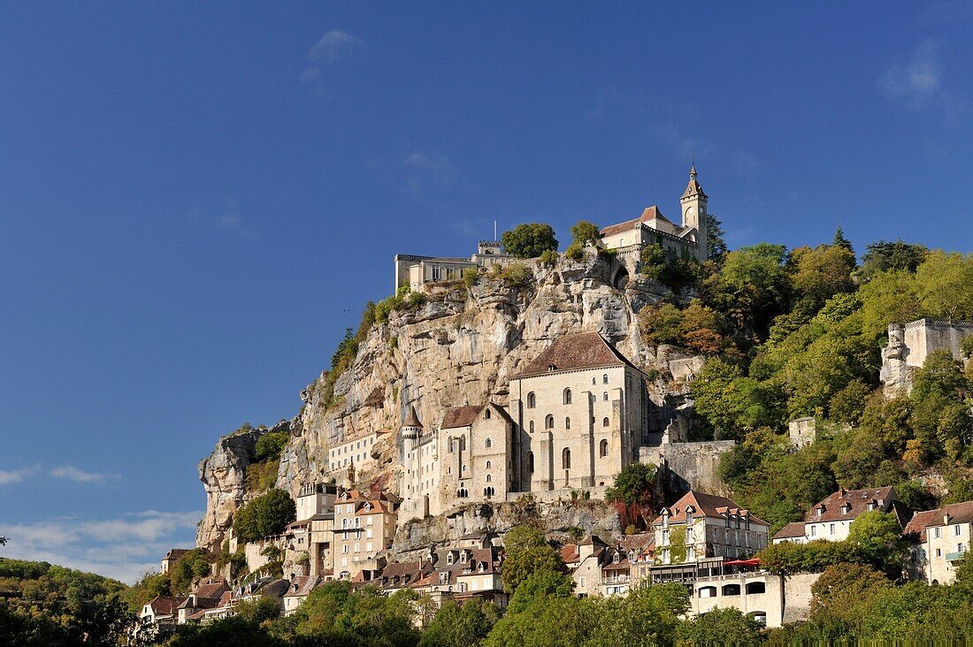 Frankreich, Lot, Haut Quercy, Rocamadour, mittelalterliche religiöse Stadt mit ihren Heiligtümern mit Blick auf die Schlucht von Alzouet und Etappe des Jakobsweges nach Santiago de Compostela