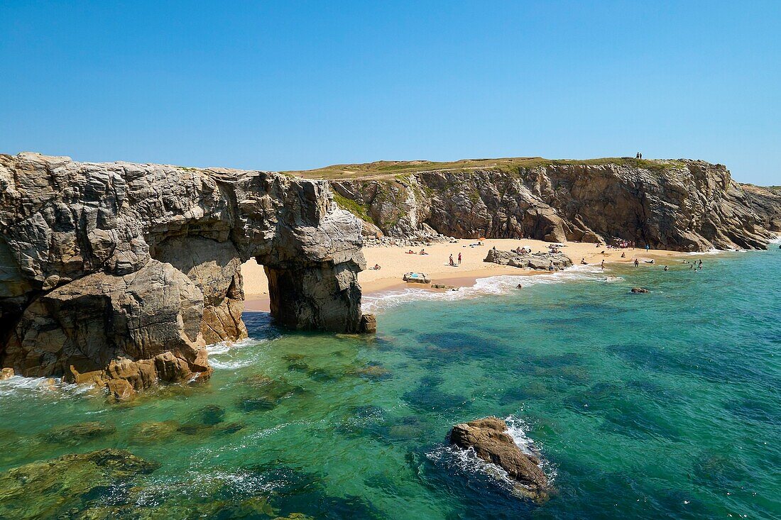 Frankreich, Morbihan, Presqu'ile de Quiberon (Quiberon-Halbinsel), la cote sauvage (die wilde Küste), Saint Pierre Quiberon, Porz Guen (Port Blanc), der Bogen von Porz Guen (Port Blanc) (Luftaufnahme)