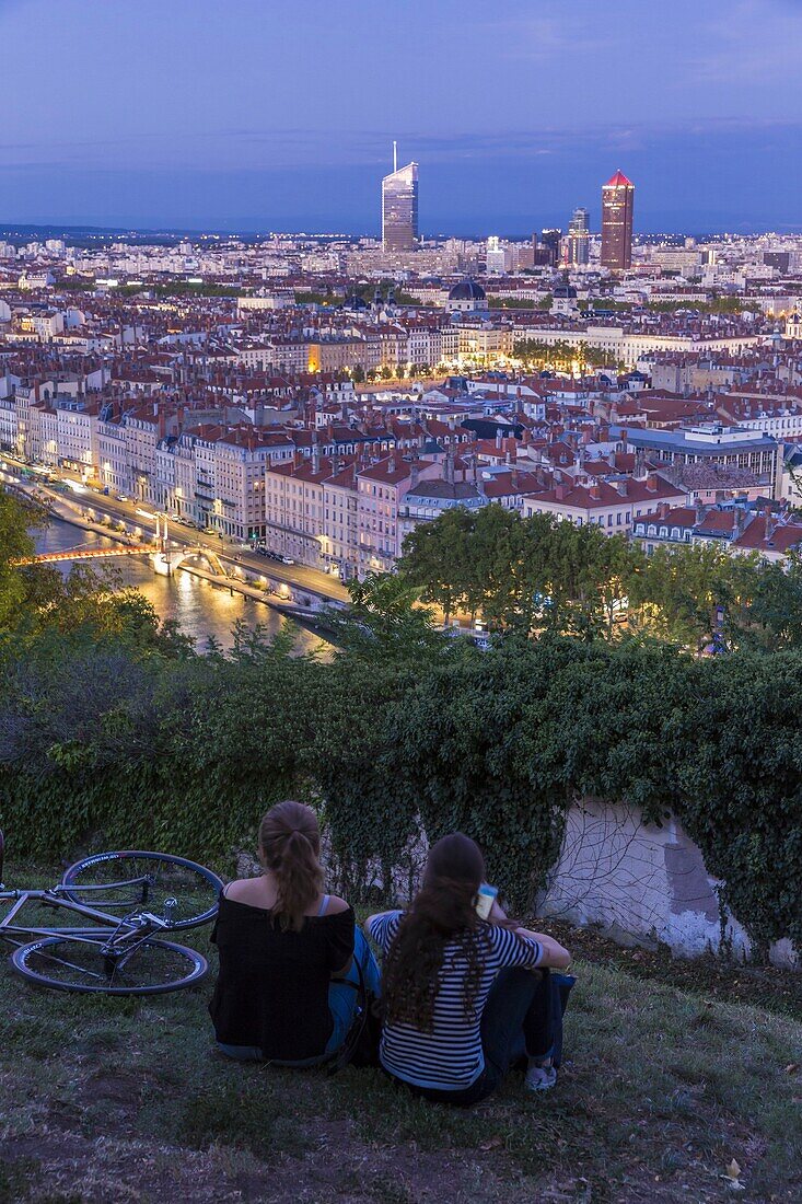 Frankreich, Rhone, Lyon, historische Stätte, die von der UNESCO zum Weltkulturerbe erklärt wurde, Garten von Montreal-du Belvedere-des Curiosites auf dem Hügel von Fourvière, Blick auf den Wolkenkratzer La Part Dieu mit der Oxygene-Tour, dem Pencil und der neuen Incity-Tour, der der dritte Wolkenkratzer Frankreichs ist (mit Pfeil), Blick auf das Hotel Dieu