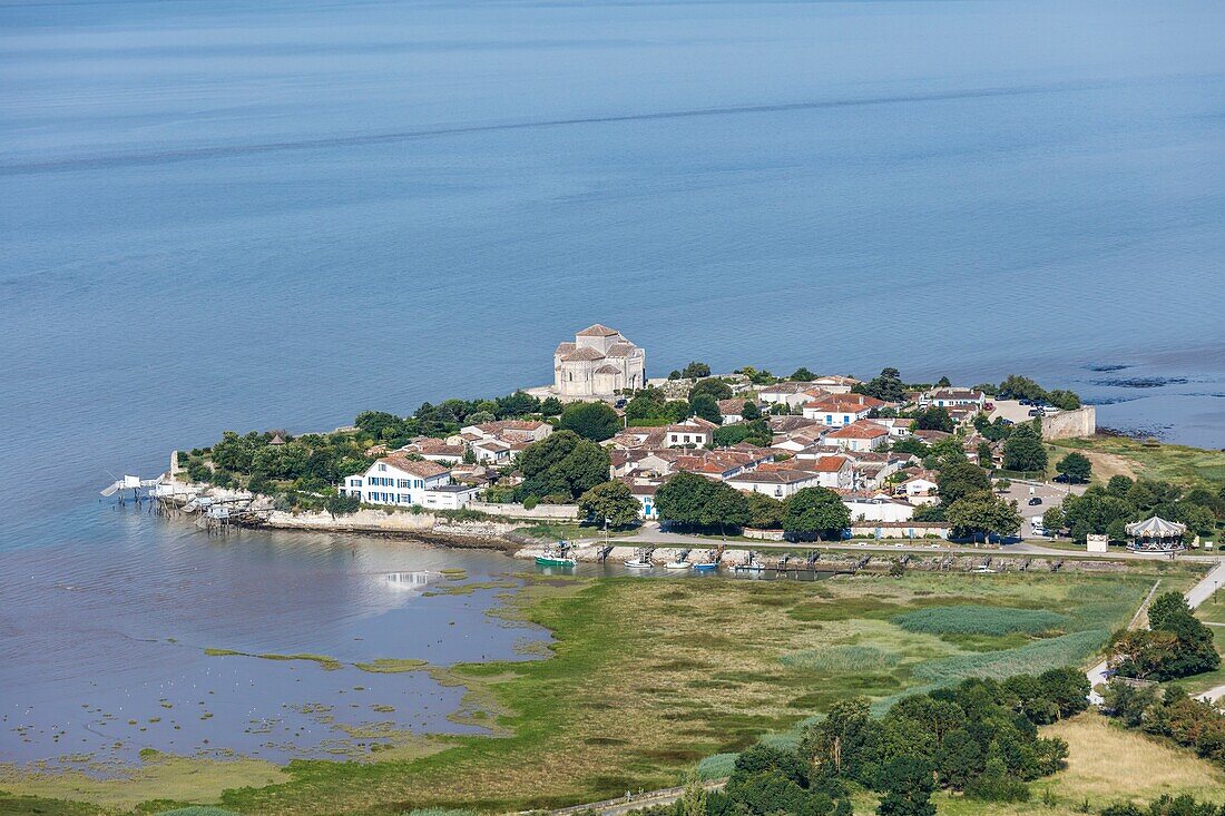 Frankreich, Charente Maritime, Talmont sur Gironde, mit dem Titel Les Plus Beaux Villages de France (Die schönsten Dörfer Frankreichs), das Dorf an der Gironde (Luftaufnahme)