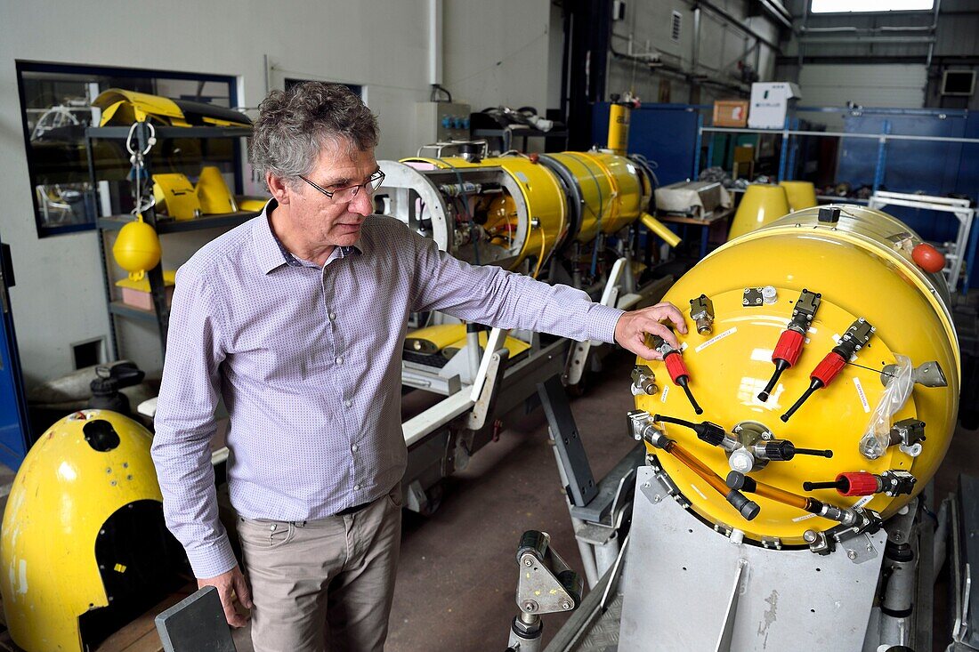 Frankreich, Var, La Seyne sur Mer, Vincent Rigaud, Direktor des Ifremer Mediterannean Center, vor Teilen des autonomen Unterwasserfahrzeugs (AUV) Aster x