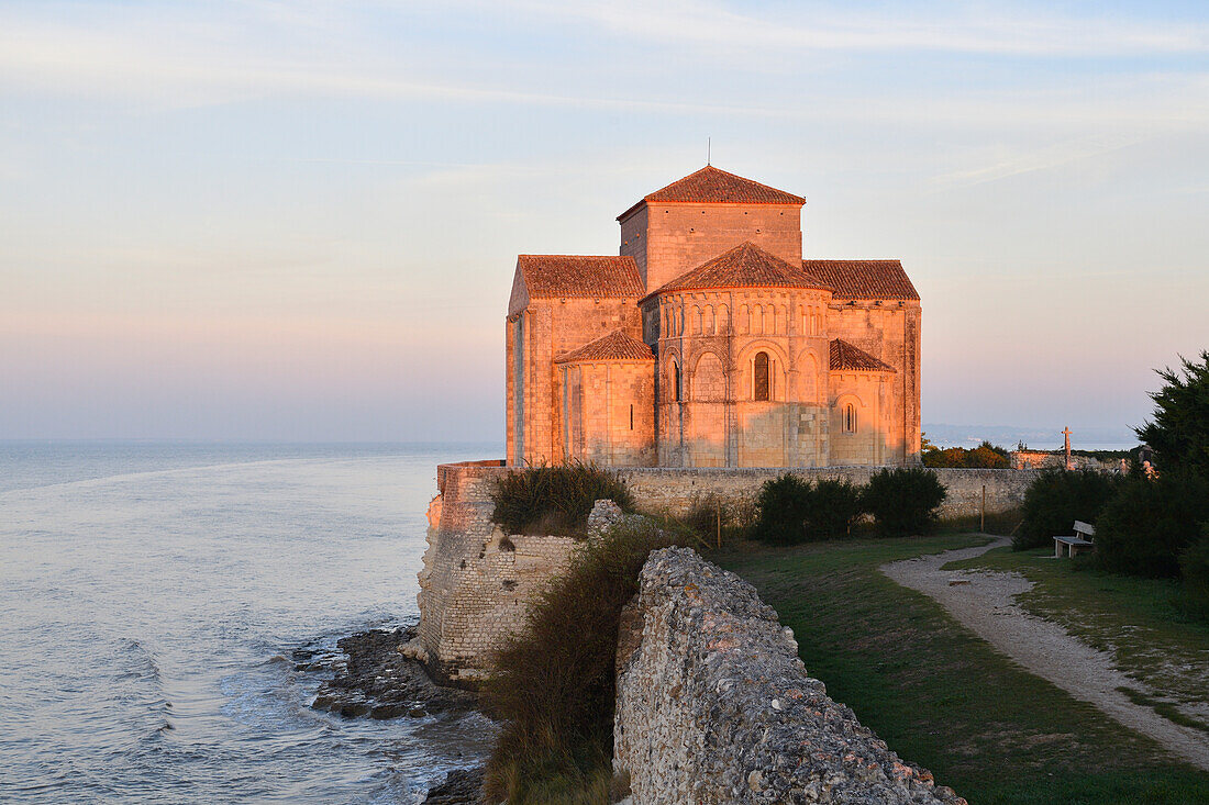 France, Charente Maritime, Gironde estuary, Saintonge, Talmont sur Gironde, labelled Les Plus Beaux Villages de France (The most beautiful villages of France), The Romanesque church St Radegonde of the XIIth century, apse