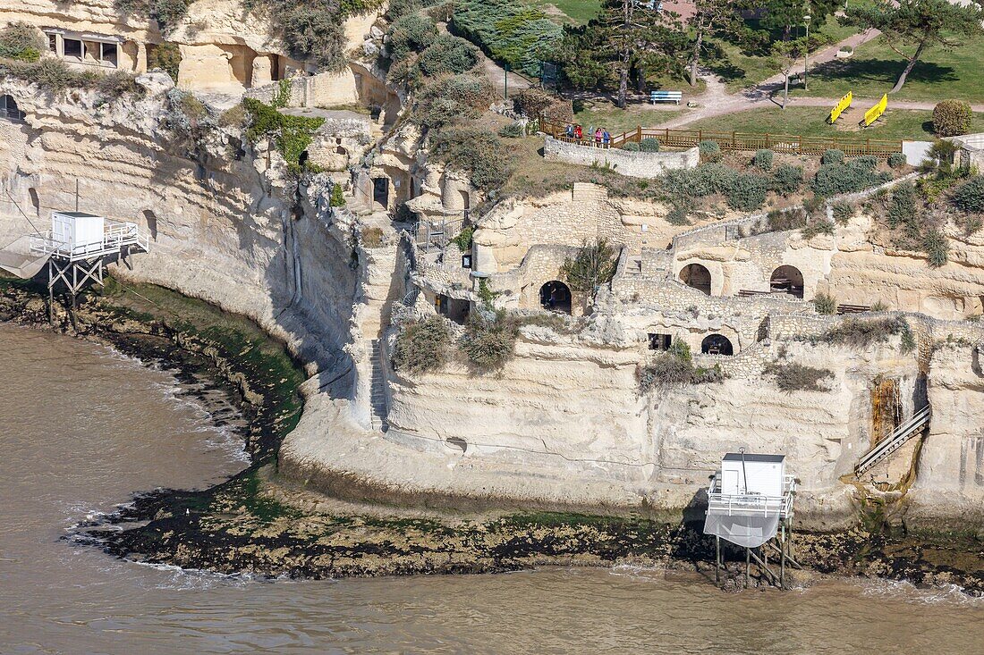 Frankreich, Charente Maritime, Meschers sur Gironde, unterirdische Häuser im Felsen (Luftaufnahme)