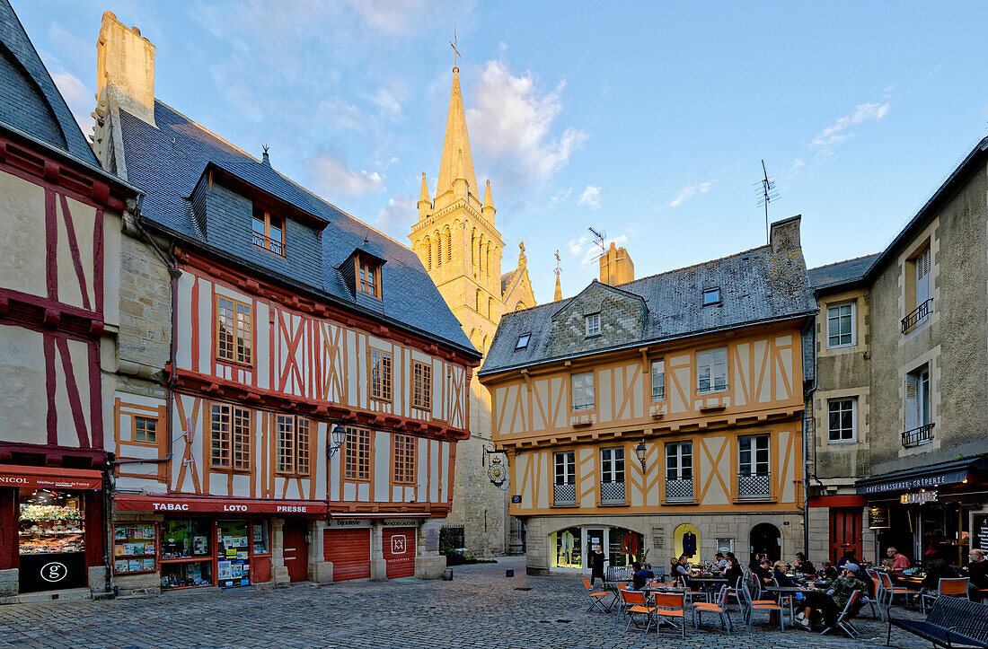 Frankreich, Morbihan, Golf von Morbihan, Vannes, die mittelalterliche Altstadt, Fachwerkhäuser auf dem Platz Henri der Vierte und die Kathedrale Saint Pierre