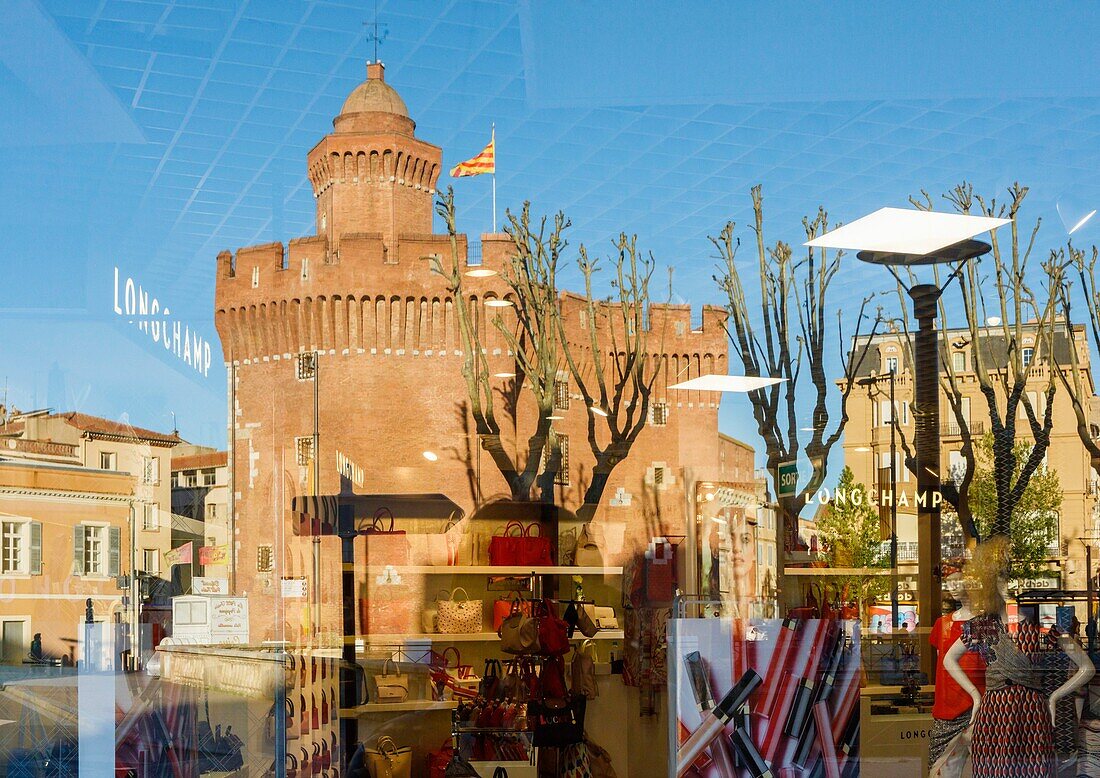 Frankreich, Pyrenees Orientales, Perpignan, Stadtzentrum, Spiegelung des Castillet in einem Fenster bei Sonnenuntergang