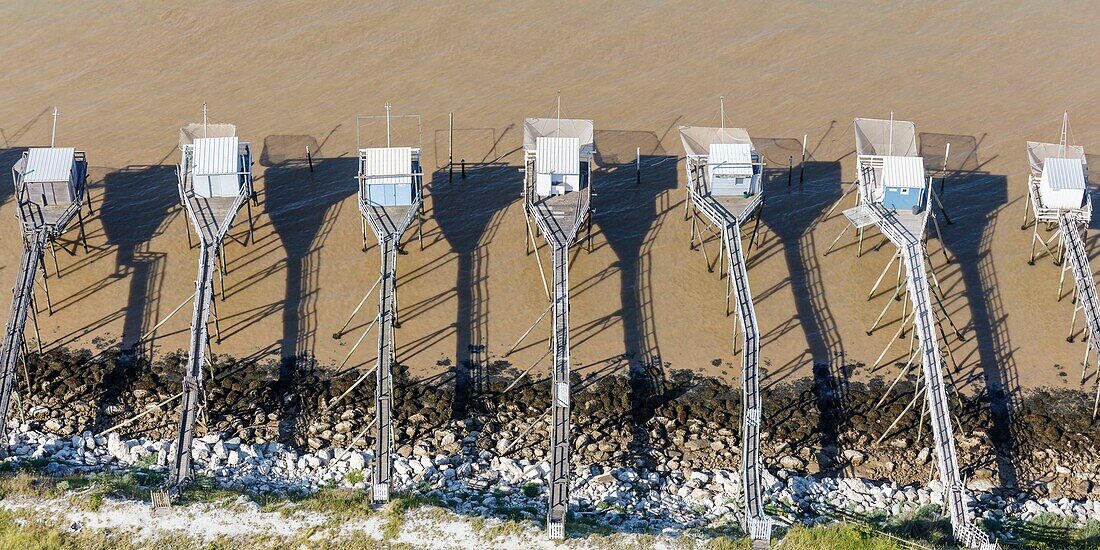 Frankreich, Charente Maritime, Talmont sur Gironde, Fischerhütten an der Gironde (Luftaufnahme)