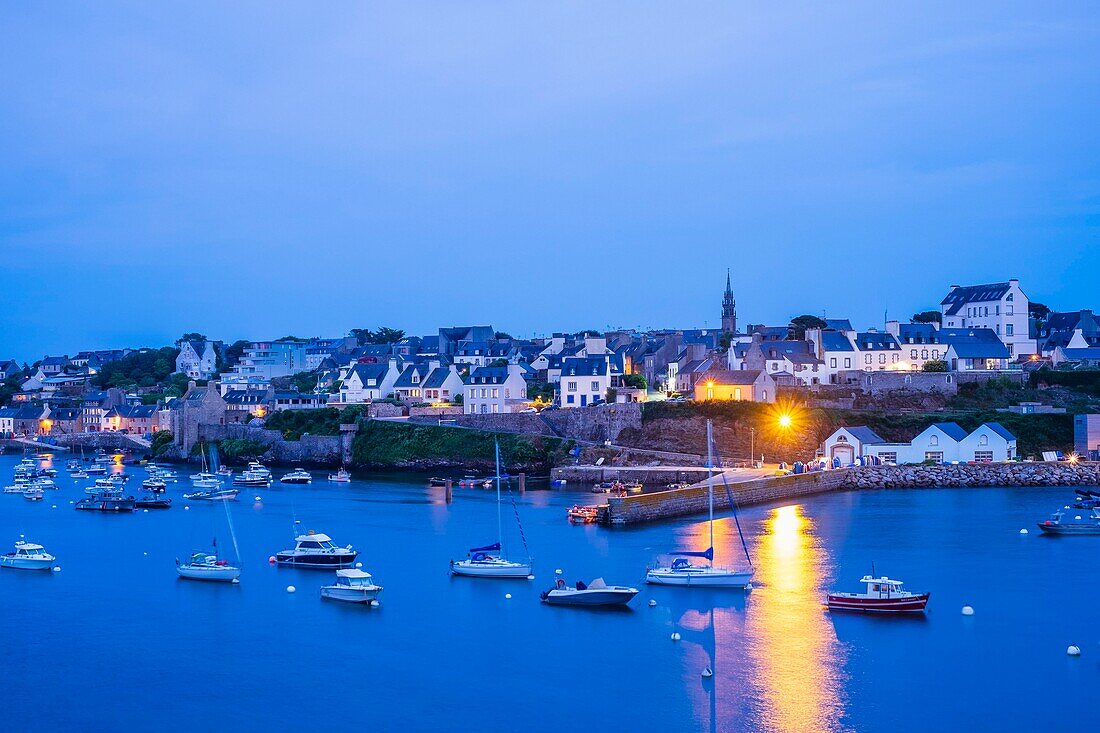 Frankreich, Finistere, Le Conquet in der Abenddämmerung, Fischerhafen im Meeresnaturpark Iroise