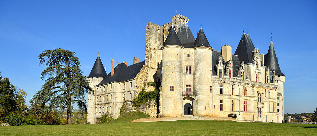 Frankreich, Charente , La Rochefoucauld , Schloss mit Blick auf den Tardoire