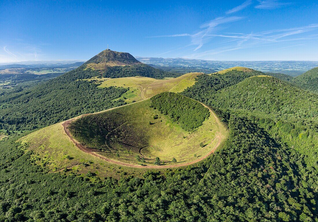 Frankreich, Puy de Dome, Orcines, Regionaler Naturpark der Vulkane der Auvergne, die Chaîne des Puys, von der UNESCO zum Weltkulturerbe erklärt, im Vordergrund der Vulkan Puy Pariou (Luftaufnahme)