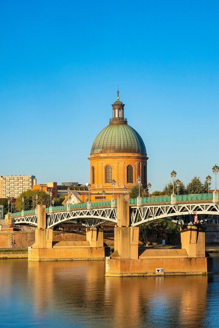 France, Haute Garonne, Toulouse, the banks of the Garonne, the Saint Pierre bridge and the dome of the hospital de la Grave