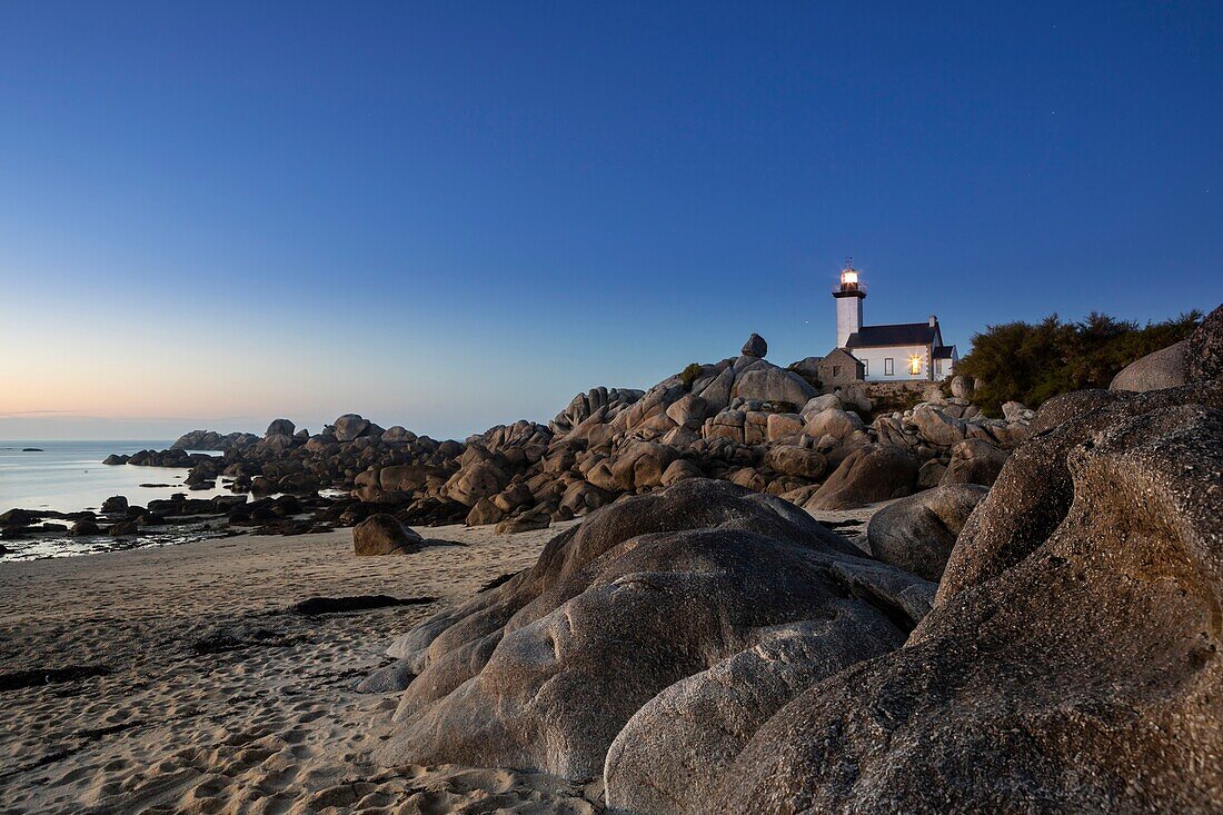 Frankreich, Finistere, Heidenland, Legendenküste, Brignogan Plages, Beg Pol point, Pontusval Leuchtturm bei Sonnenuntergang, denkmalgeschützt