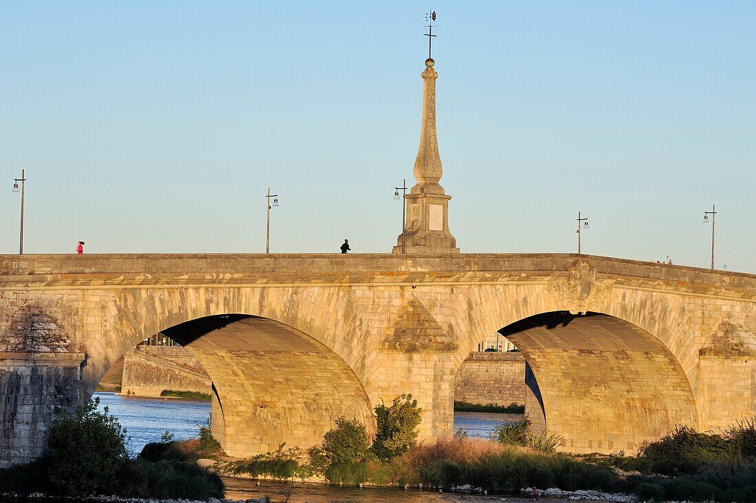 Frankreich, Loir et Cher, Tal der Loire, das von der UNESCO zum Weltkulturerbe erklärt wurde, Blois, Jacques-Gabriel-Brücke über die Loire und ihre Einweihungstafel und Gedenkstätte