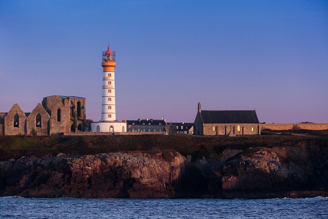 Frankreich, Finistere, Plougonvelin, Pointe Saint Mathieu, Leuchtturm Saint Mathieu bei Sonnenaufgang unter Denkmalschutz