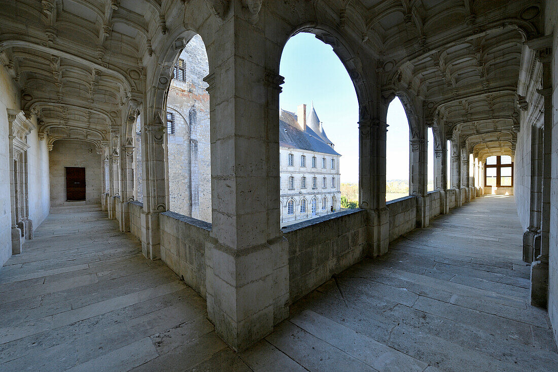 Frankreich, Charente , La Rochefoucauld , Schloss mit Blick auf den Tardoire, Gewölbe des Innenhofs