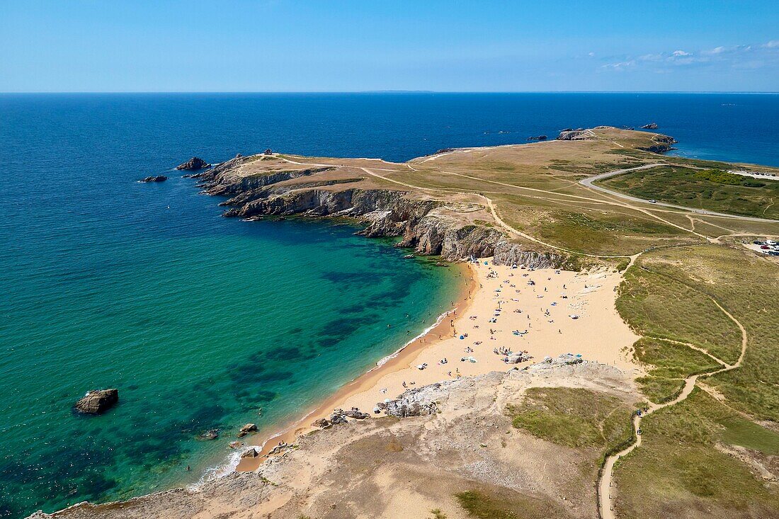 Frankreich, Morbihan, Presqu'ile de Quiberon (Halbinsel Quiberon), la cote sauvage (die wilde Küste), Saint Pierre Quiberon, Pointe du Perco der Strand von Porz Guen (Port Blanc) (Luftaufnahme)