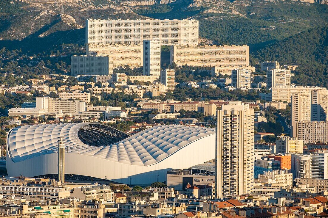 Frankreich, Bouches du Rhone, Marseille, das Velodrome-Stadion und der Stadtteil La Panouse, ein großer Komplex von 2.200 Häusern namens La Rouviere
