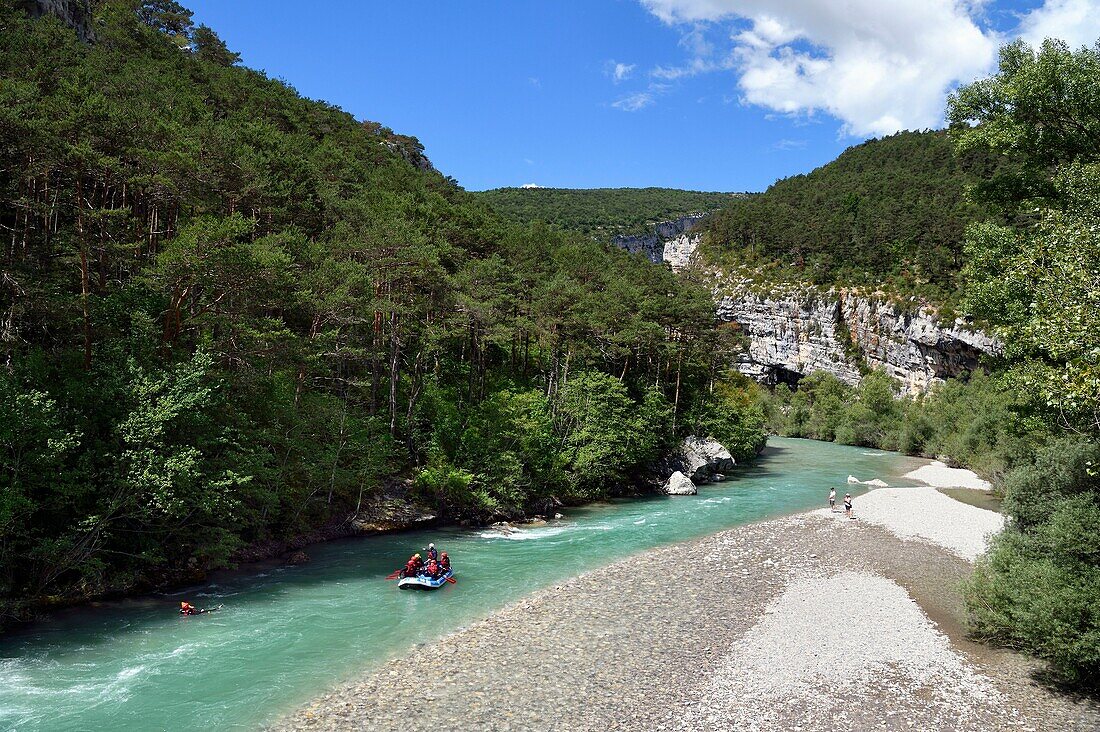 France, Alpes de Haute Provence, Parc Naturel Regional du Verdon, Rougon, rafting at the Clue (water gap) de Carajuan at the entrance to the Gorges du Verdon