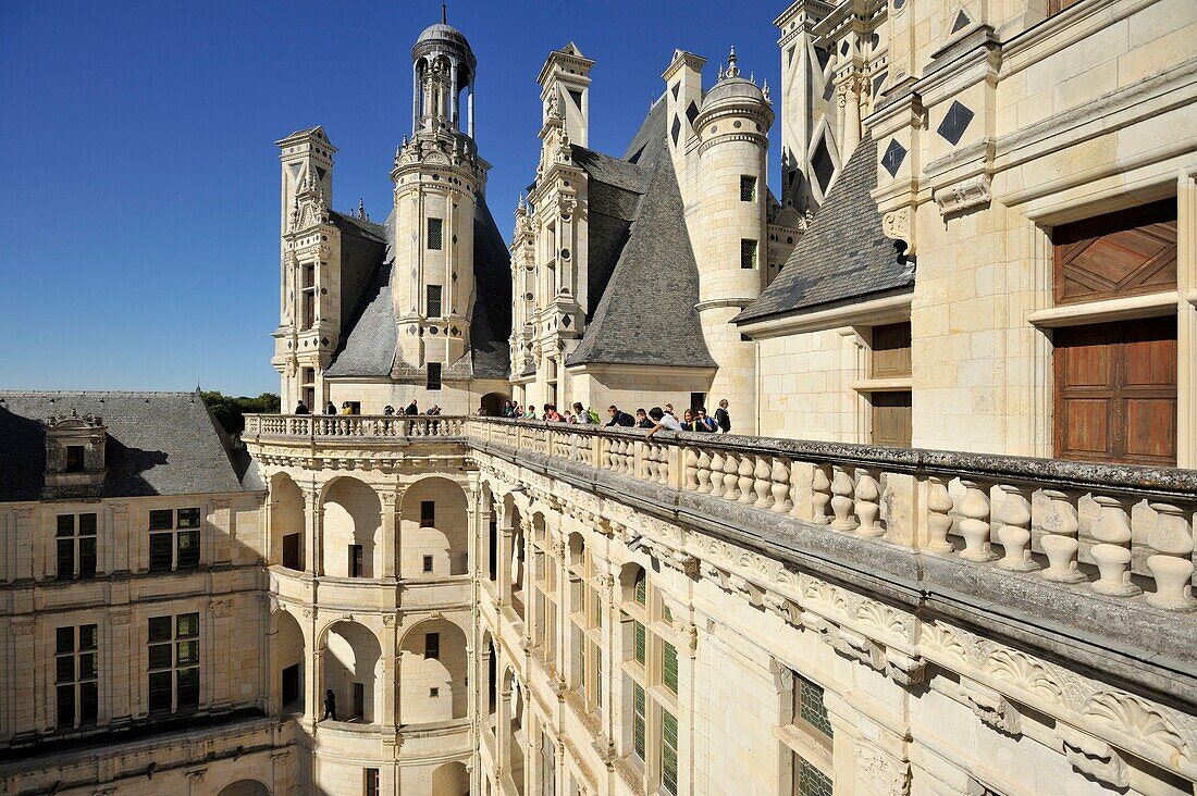 Frankreich, Loir et Cher, Tal der Loire, das von der UNESCO zum Weltkulturerbe erklärt wurde, Chambord, das Königsschloss, Touristen auf dem Balkon
